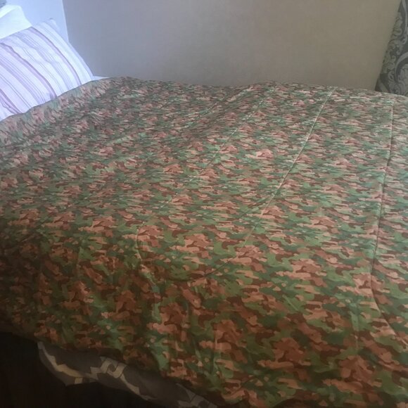 POTTERY BARN BEDSPREAD/COMFORTER CAMO FLIGHT COMMAND REVERSABLE 85"X68 - Picture 2 of 9